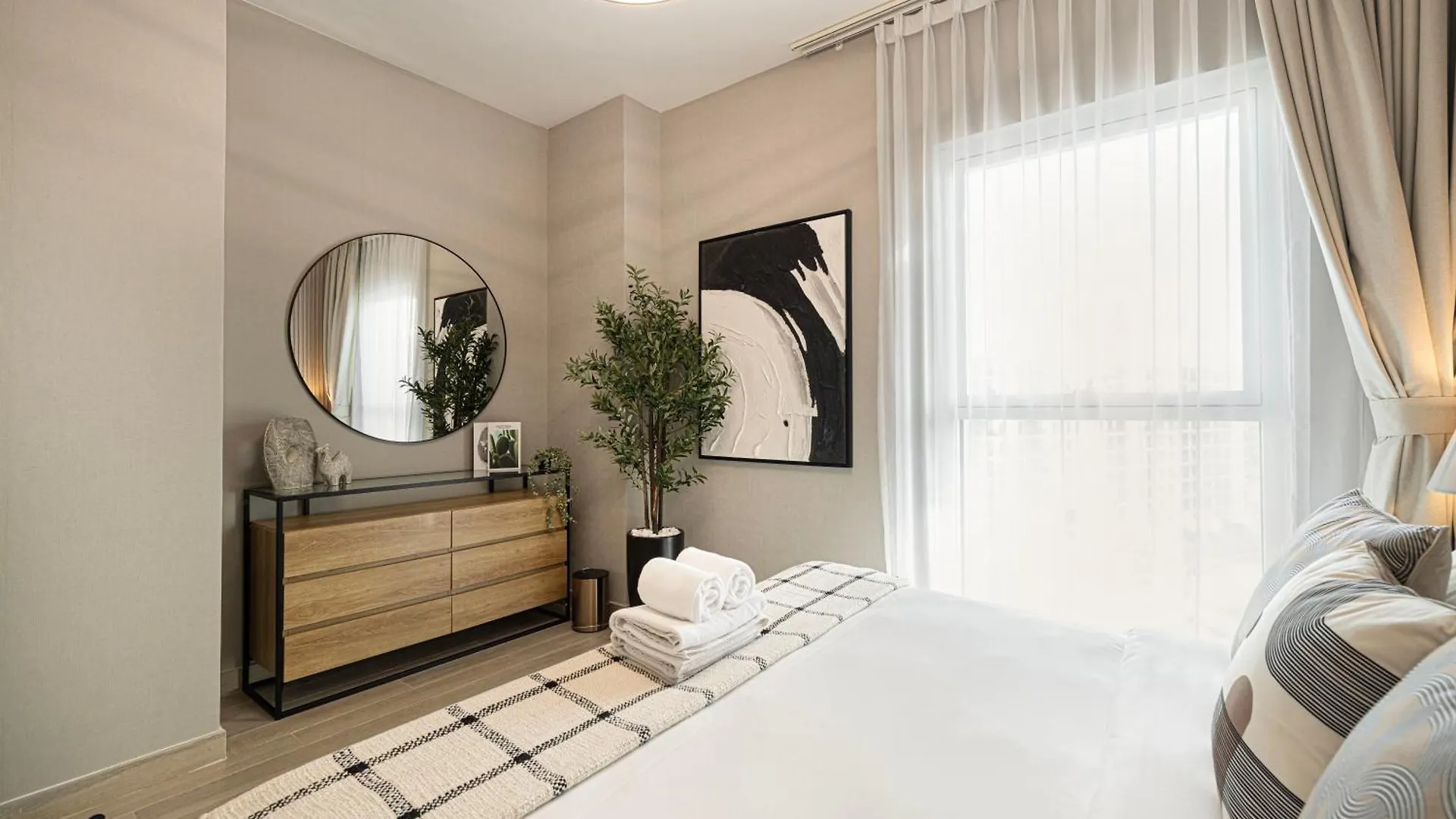 Luxury 4 Bedroom Apartment With Ferrari World And Sea Views, Yas Island Waterfront, Pool, Gym, Playground, Walk To Yas Mall 아부다비