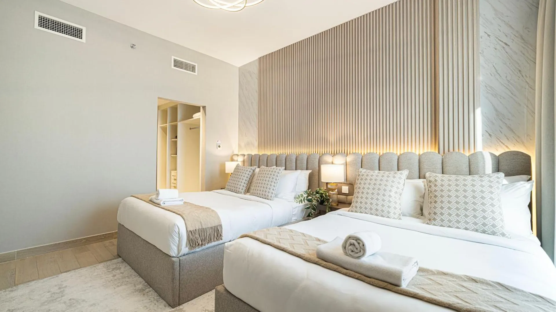Luxury 4 Bedroom Apartment With Ferrari World And Sea Views, Yas Island Waterfront, Pool, Gym, Playground, Walk To Yas Mall 아부다비
